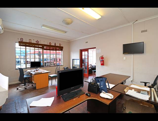 1,487M² BUSINESS FOR SALE IN BRAMLEY